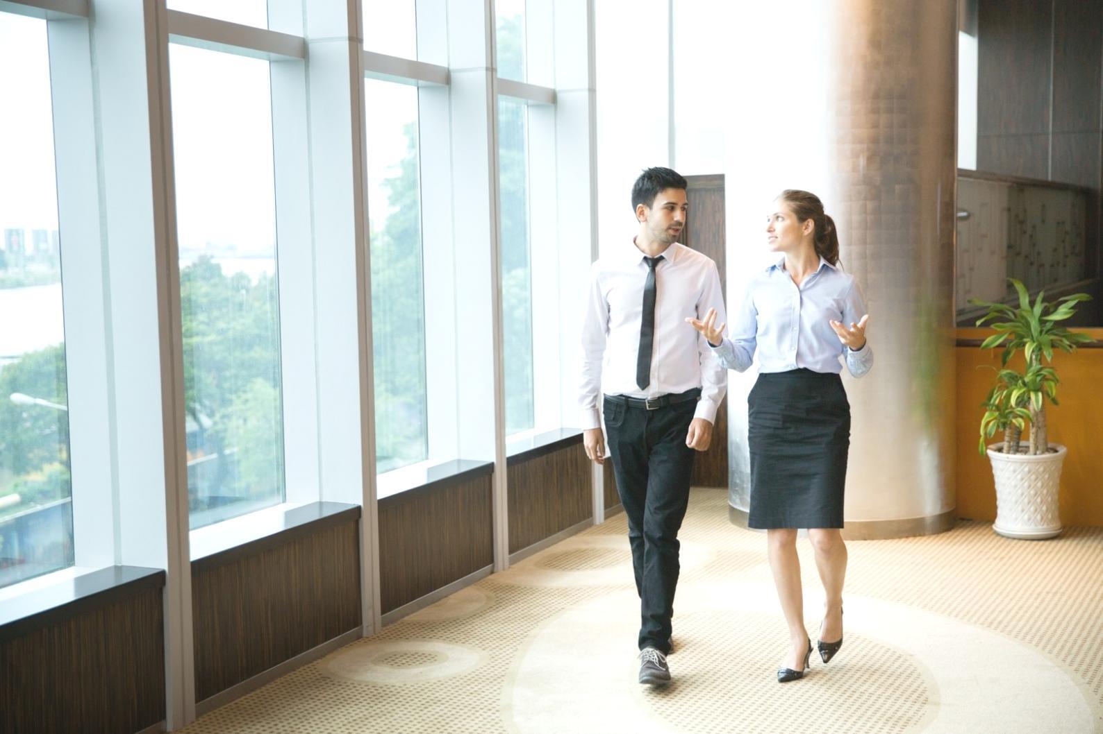 Gruppe von Lernenden bei der gemeinsamen Bearbeitung von Finanzprojekten